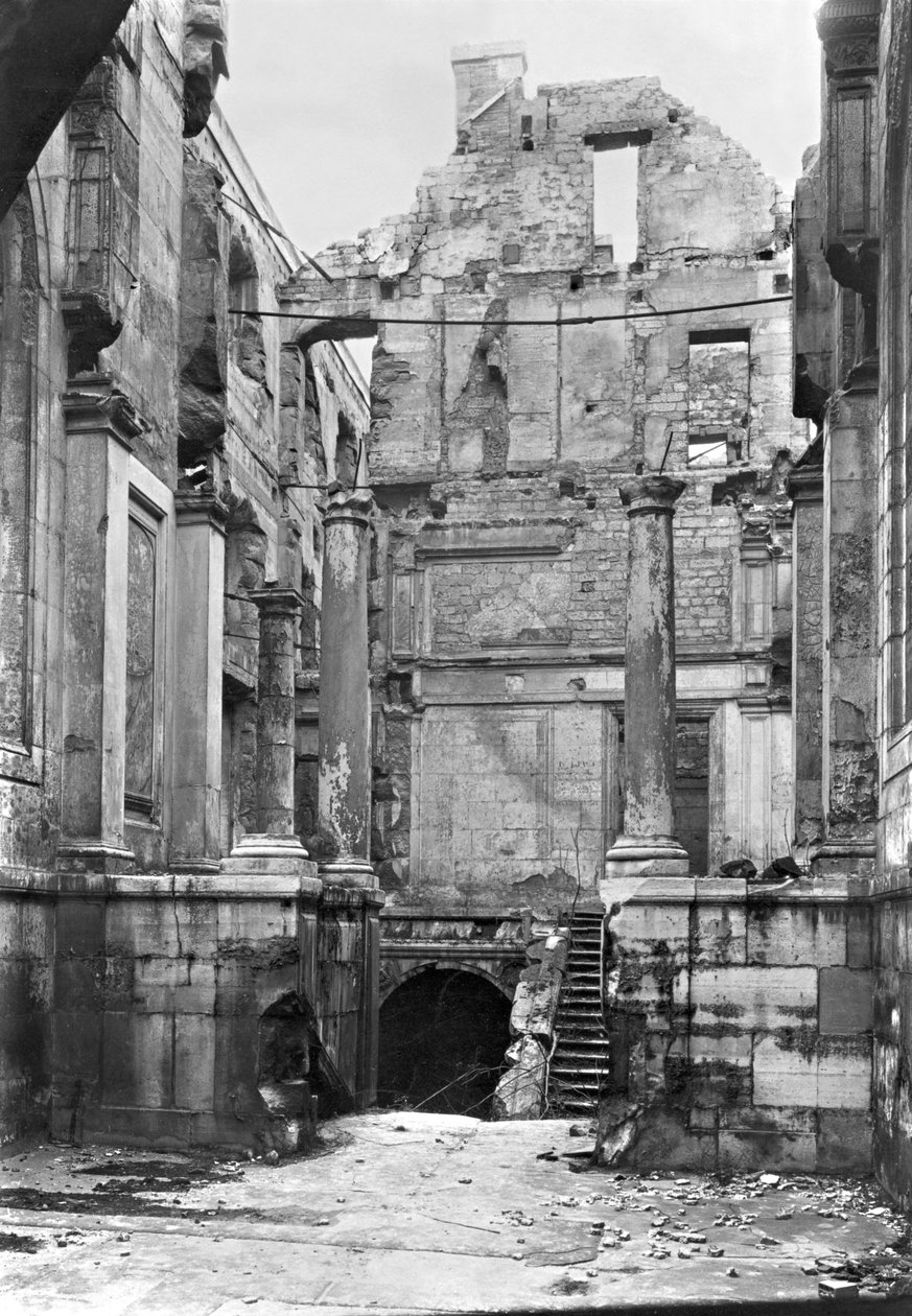 Ruinen der Cour des Comptes während der Pariser Kommune, 1871 von French Photographer