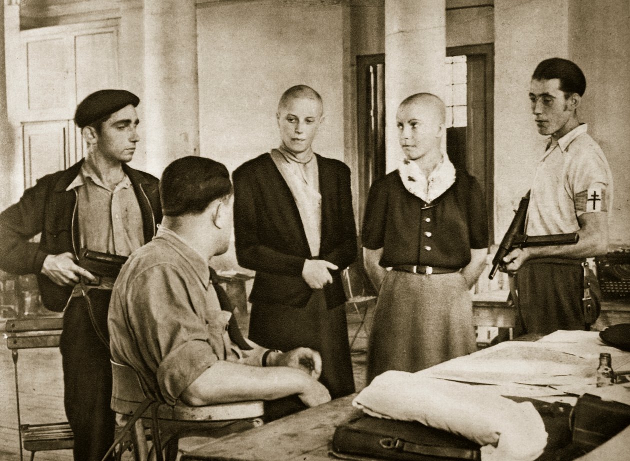 Der Bürgermeister einer kleinen französischen Stadt verhört zwei Frauen, die beschuldigt werden, mit dem Feind geschlafen zu haben, 1944 von French Photographer
