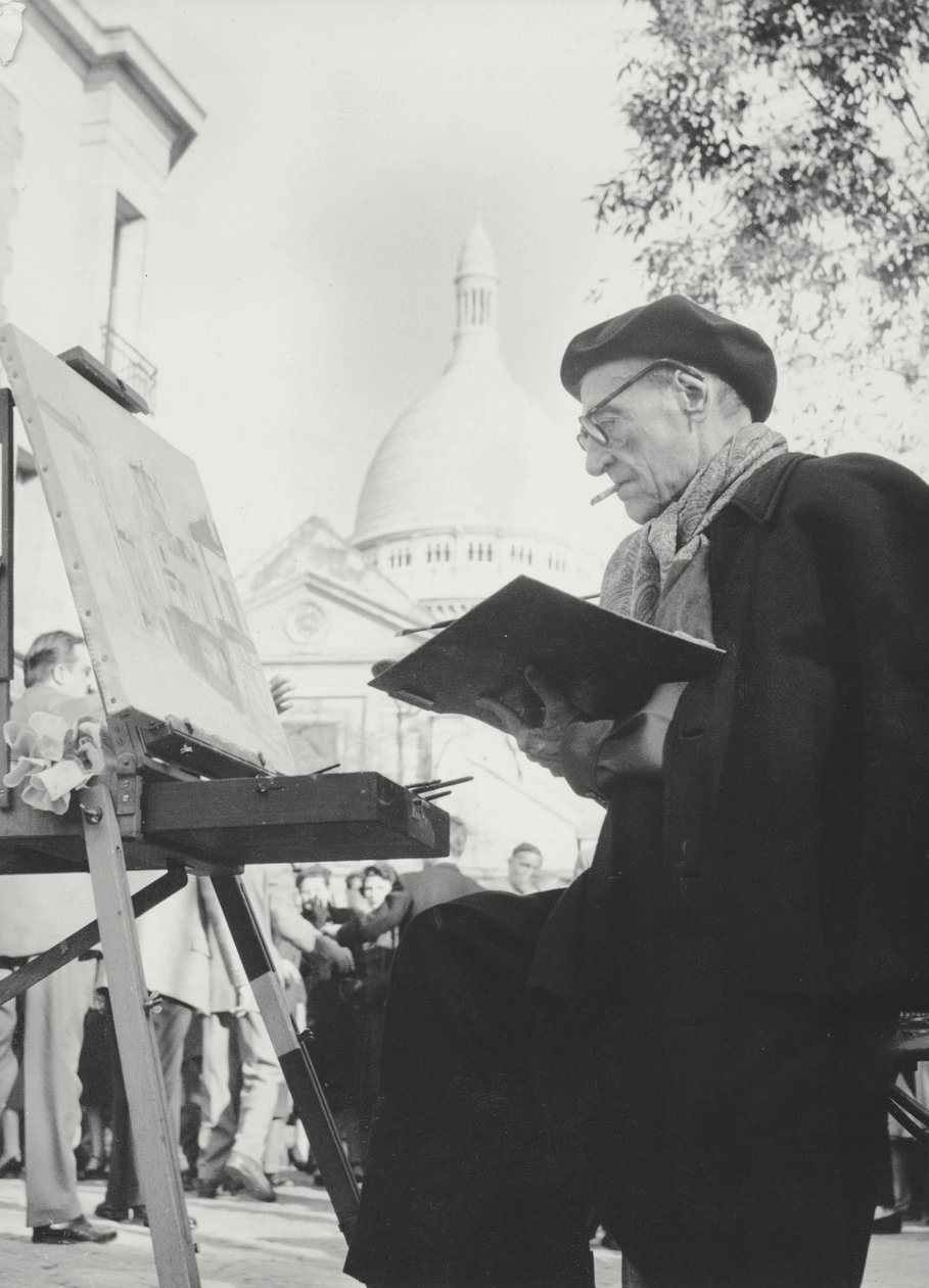 Der Künstler Maurice Utrillo malt an seiner Staffelei in Montmartre, Paris, 1950er Jahre von French Photographer