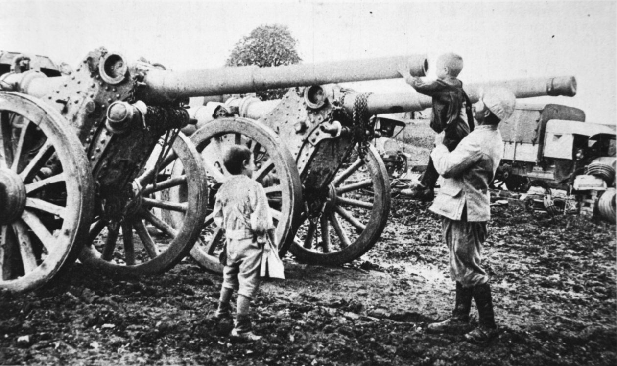 Junges Frankreich: die Neugier eines Jungen, aus The Illustrated War News, 9. August 1916 von French Photographer