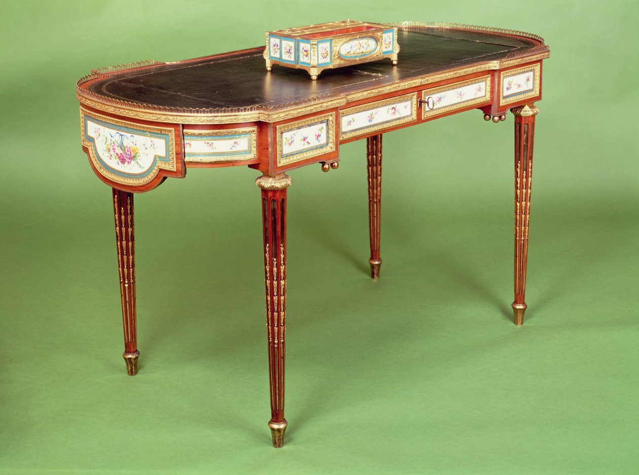 Louis XVI Schreibtisch mit blassem Tulpenholzfurnier und geformter Ormolu-Galerie, zugeschrieben Martin Carlin von French School