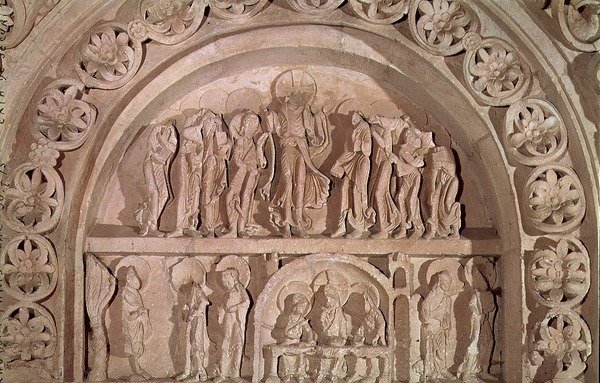 Die Himmelfahrt und das Abendmahl in Emmaus, Tympanon des linken Portals, ca. 1150 von French School