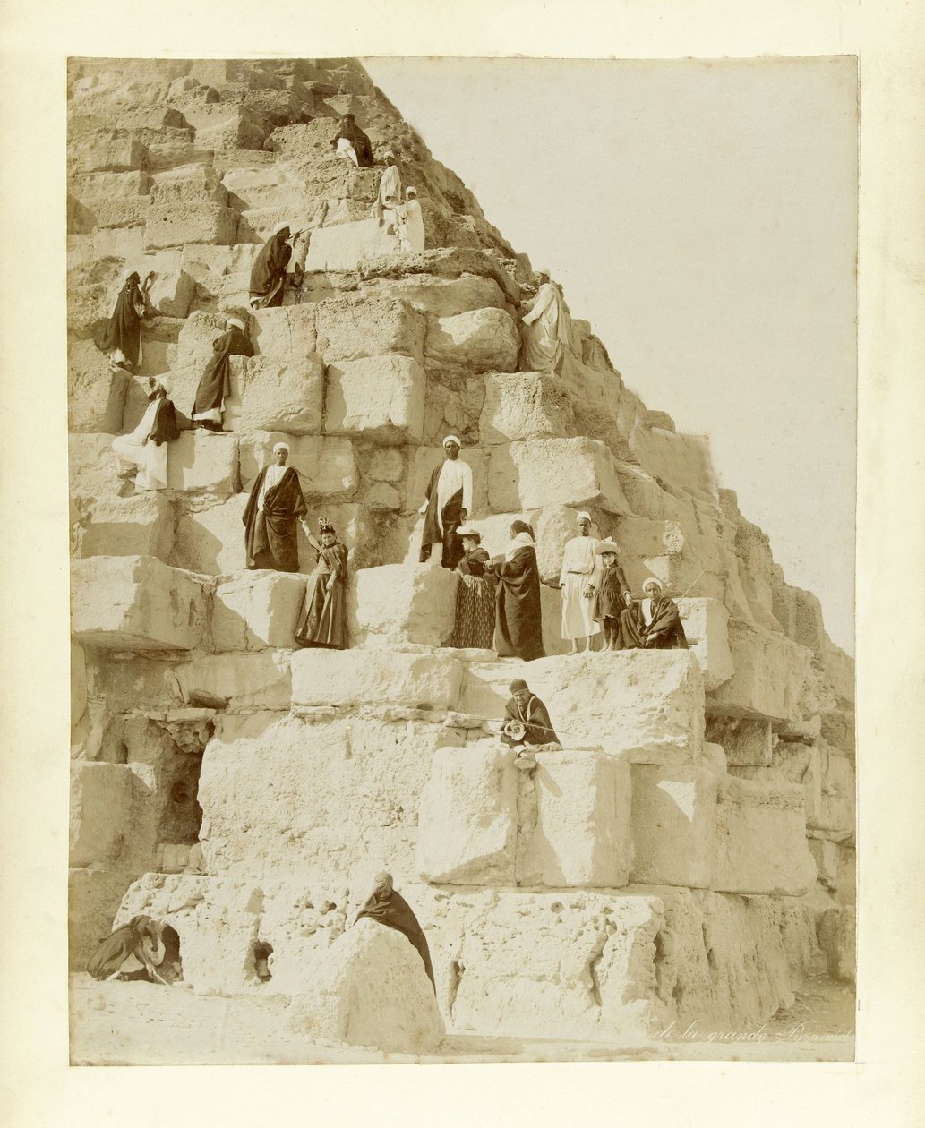 Touristen an der Großen Pyramide von Gizeh von French Photographer