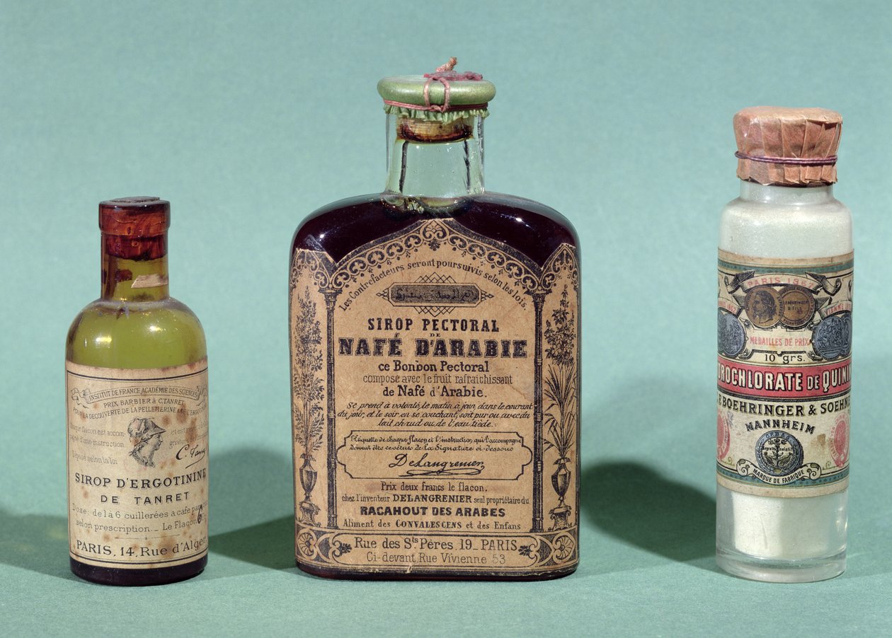 Flaschen mit pharmazeutischer Medizin von French School