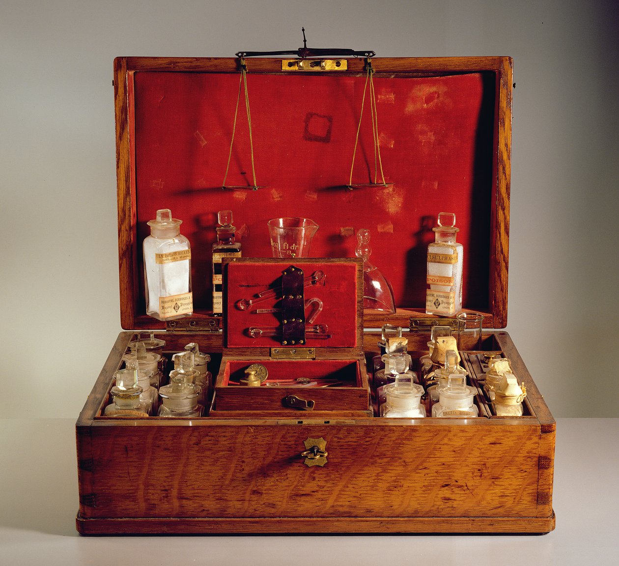 Reiseapotheke (Buche, Glas & Metall) von French School