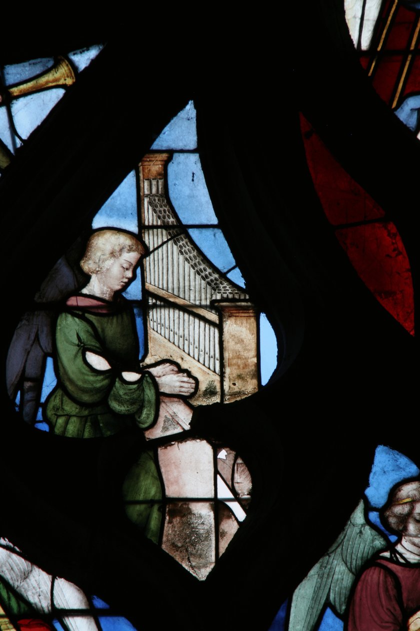 Fenster, das einen musikalischen Engel zeigt von French School