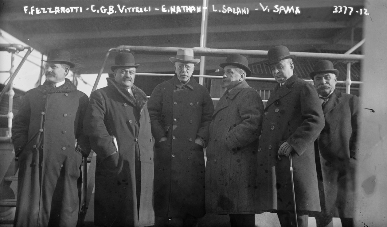 F. Fezzarotti, C.G.B. Vittelli, E. Nathan, L. Salani und V. Sama auf dem Ozeandampfer America von Italien nach New York, 1915 von George Grantham Bain