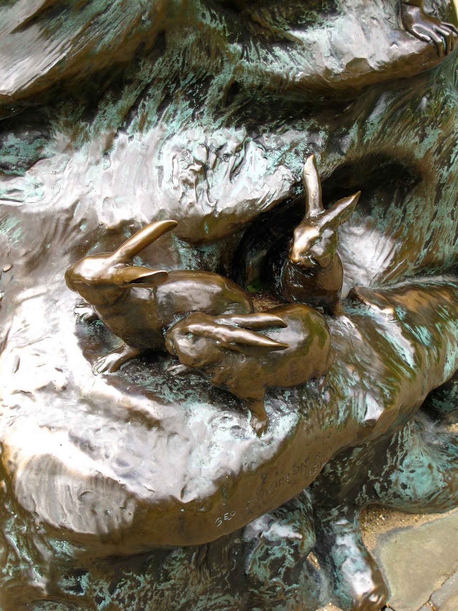 Kaninchen, Detail der Peter-Pan-Statue, 1912 (Bronze) von George James Frampton