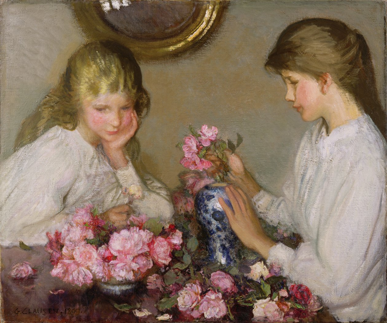 Zwei Mädchen arrangieren Sträuße von George Clausen