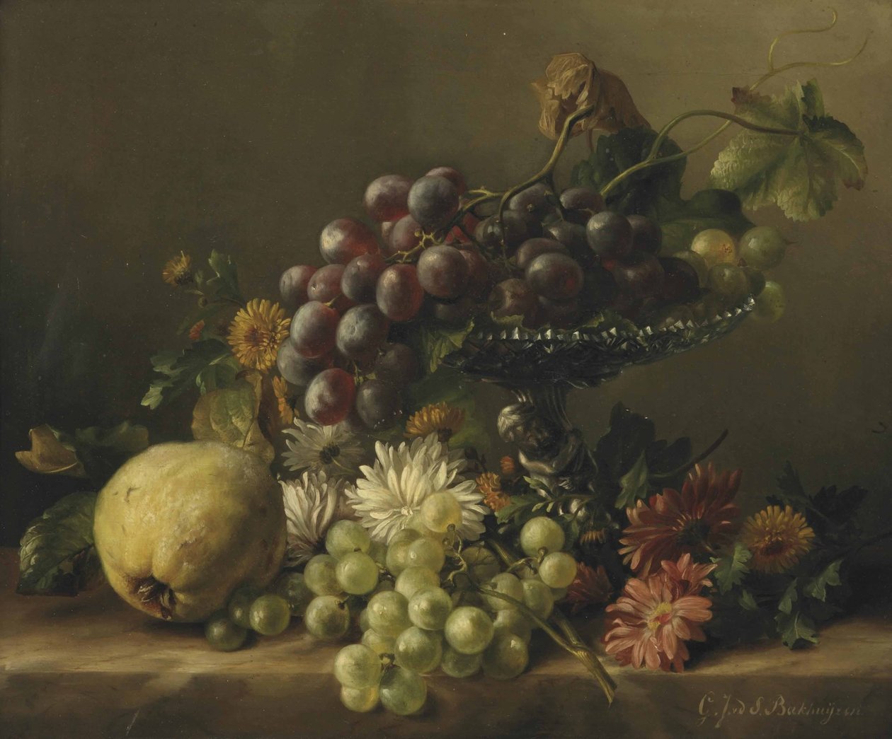 Eine Quitte, Löwenzahn, Gänseblümchen, Dahlien und ein Plateau mit Trauben, alles auf einem Sims von Gerardina Jacoba van de Sande Bakhuyzen