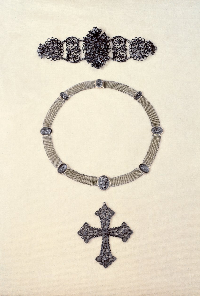 Schmuck aus Berlin (Eisen); Halskette aus Eisenkameen von German School