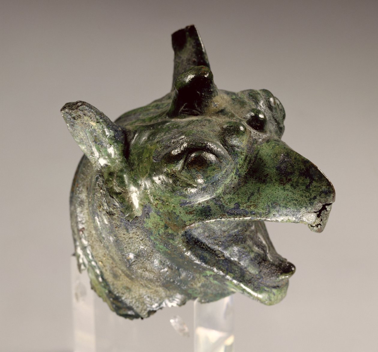 Greifenkopf, Fragment einer Kesselbefestigung, erste Hälfte des 7. Jahrhunderts v. Chr. (Bronze) von Greek