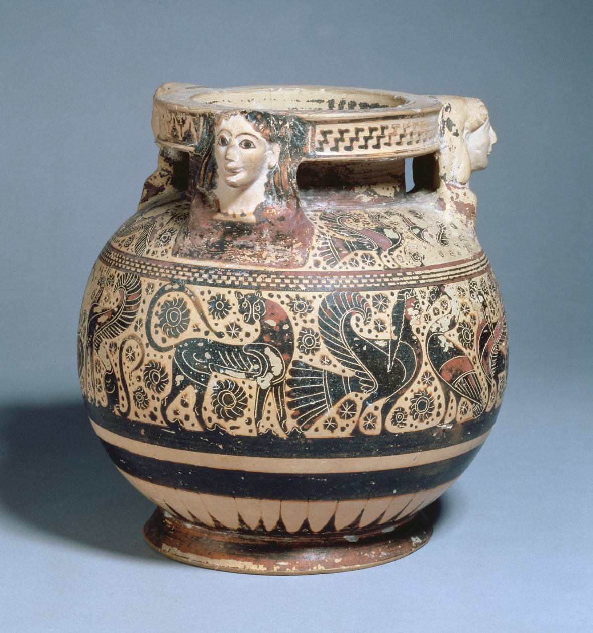 Pyxis, verwendet als Aschenurne und dekoriert mit Reihen von Greifen, Schwänen und Sirenen, Mittlere korinthische Periode, ca. 600-575 v. Chr. von Greek