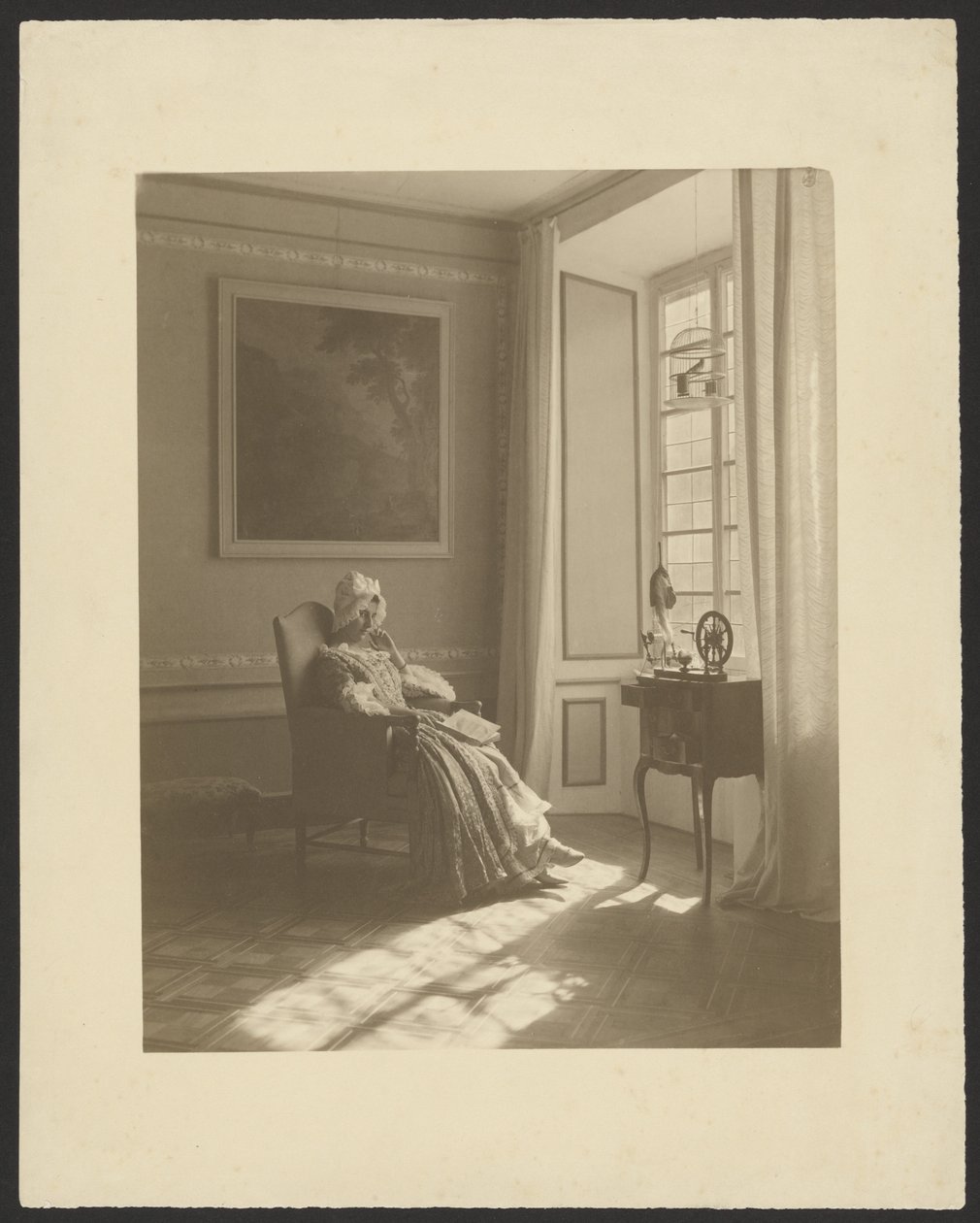 Innenraum mit sitzender Frau in Kostüm von Guido Rey