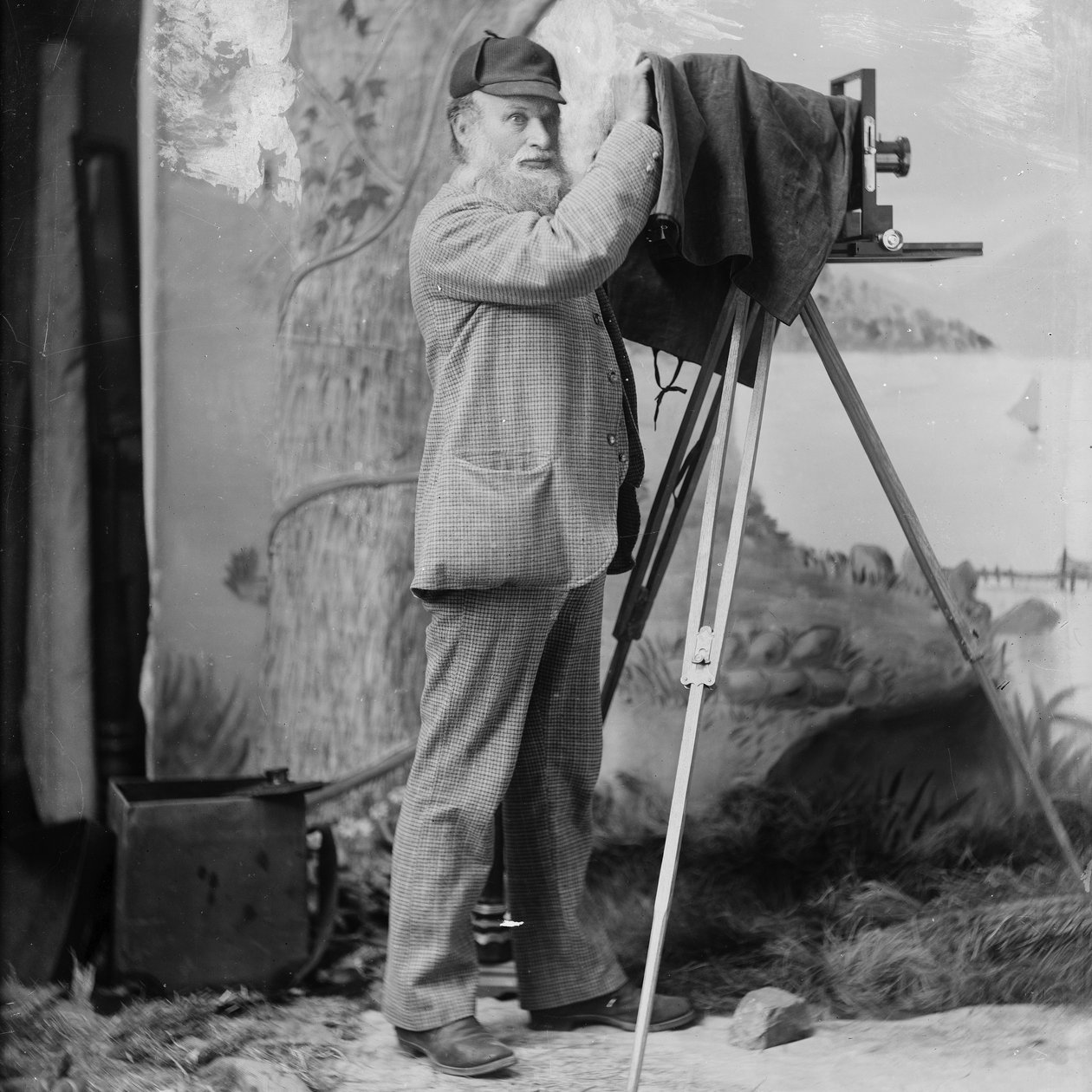 Fotograf Richard Maynard mit Feldkamera auf Stativ im Studio von Hannah Maynard, Victoria, BC, 1890er (sw Foto) von Hannah Maynard