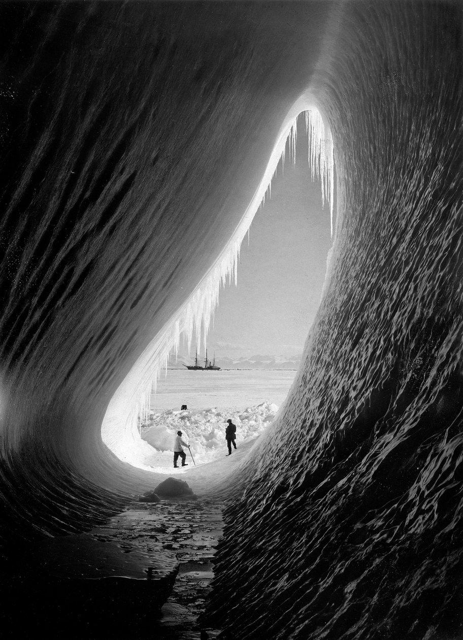 Höhle aus dem Eis geschnitzt von Herbert Ponting