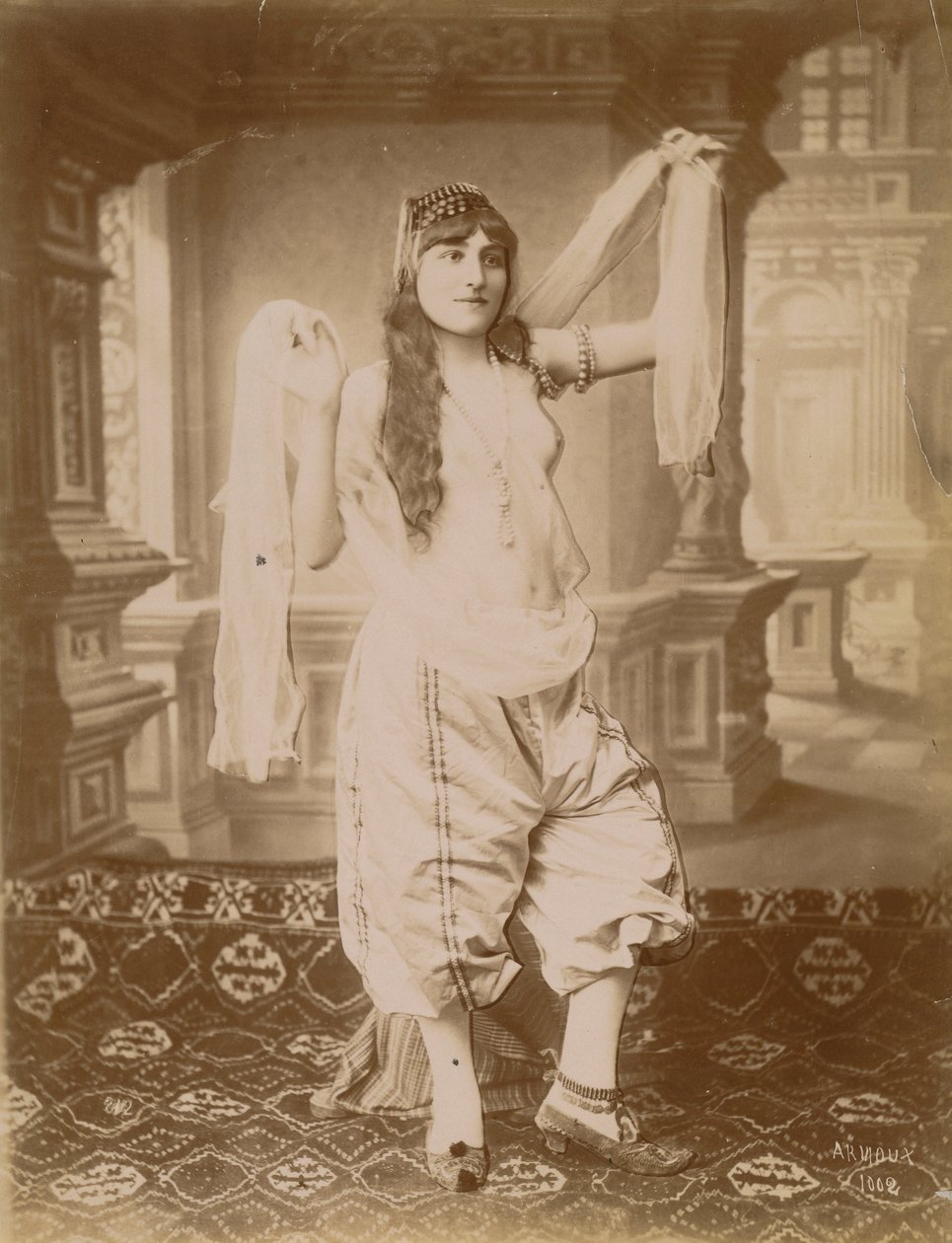 Frau in exotischem Kostüm von Hippolyte Arnoux