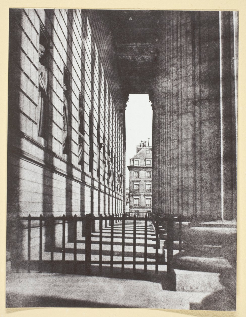Kolonnade der Kirche La Madeleine von Hippolyte Bayard