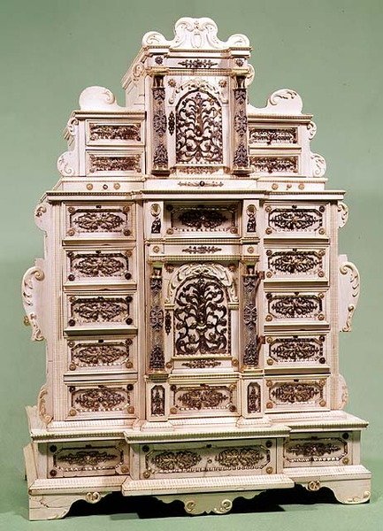 Schrank mit Schubladen, eingelegt mit Gold, Silber und Perlen, ca. 1670 von Indian School