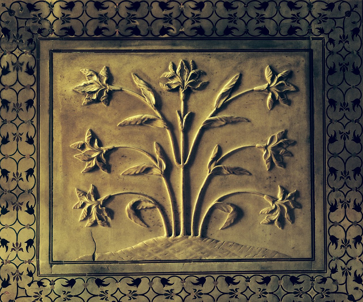 Blühende Pflanze, Detail eines Panels aus der runden Galerie, 1631-41 (Marmor) von Indian School