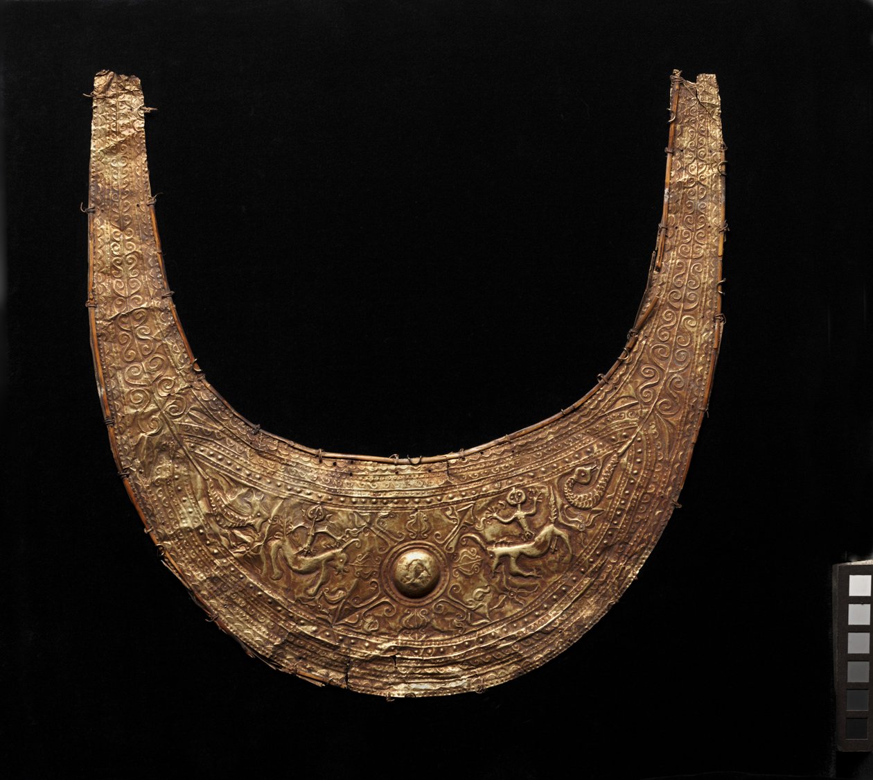 Halbmondförmiger Schmuck (tobelo) von Indonesian School