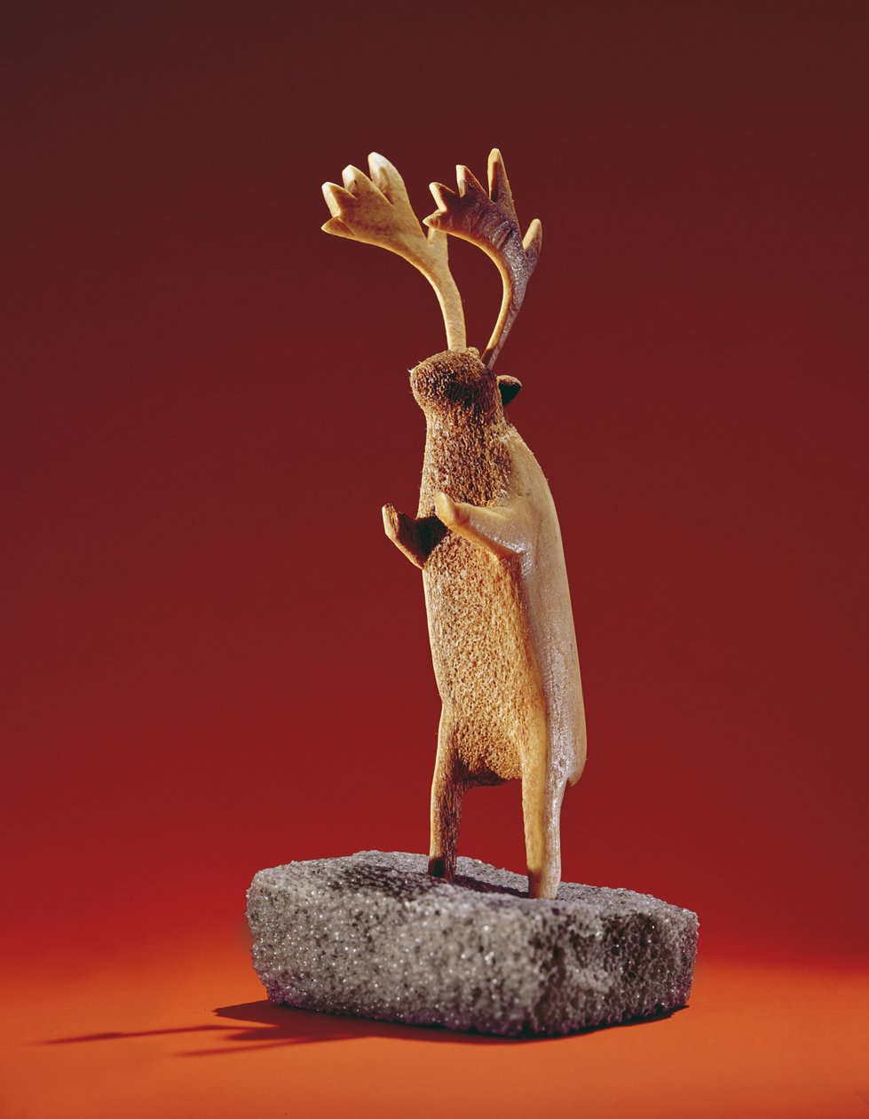Rentiere, aus Cape Dorset (Walknochen) von Inuit School