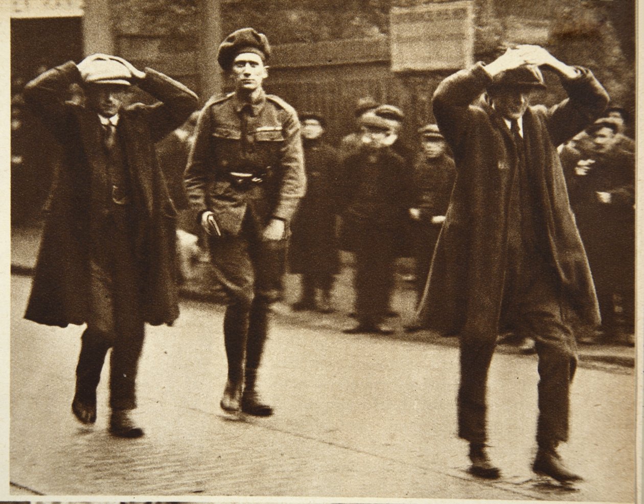 Zwei Sinn-Fein-Mitglieder werden von britischen Truppen während einer Razzia im Arbeitsministerium in Dublin, 1920, verhaftet von Irish Photographer