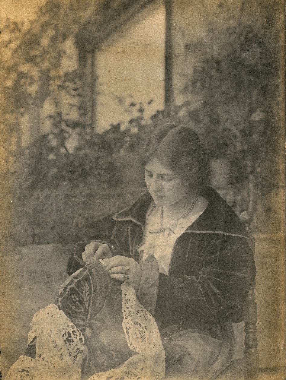 Frau näht Spitzenkleid, Italien, ca. 1910 von Italian Photographer