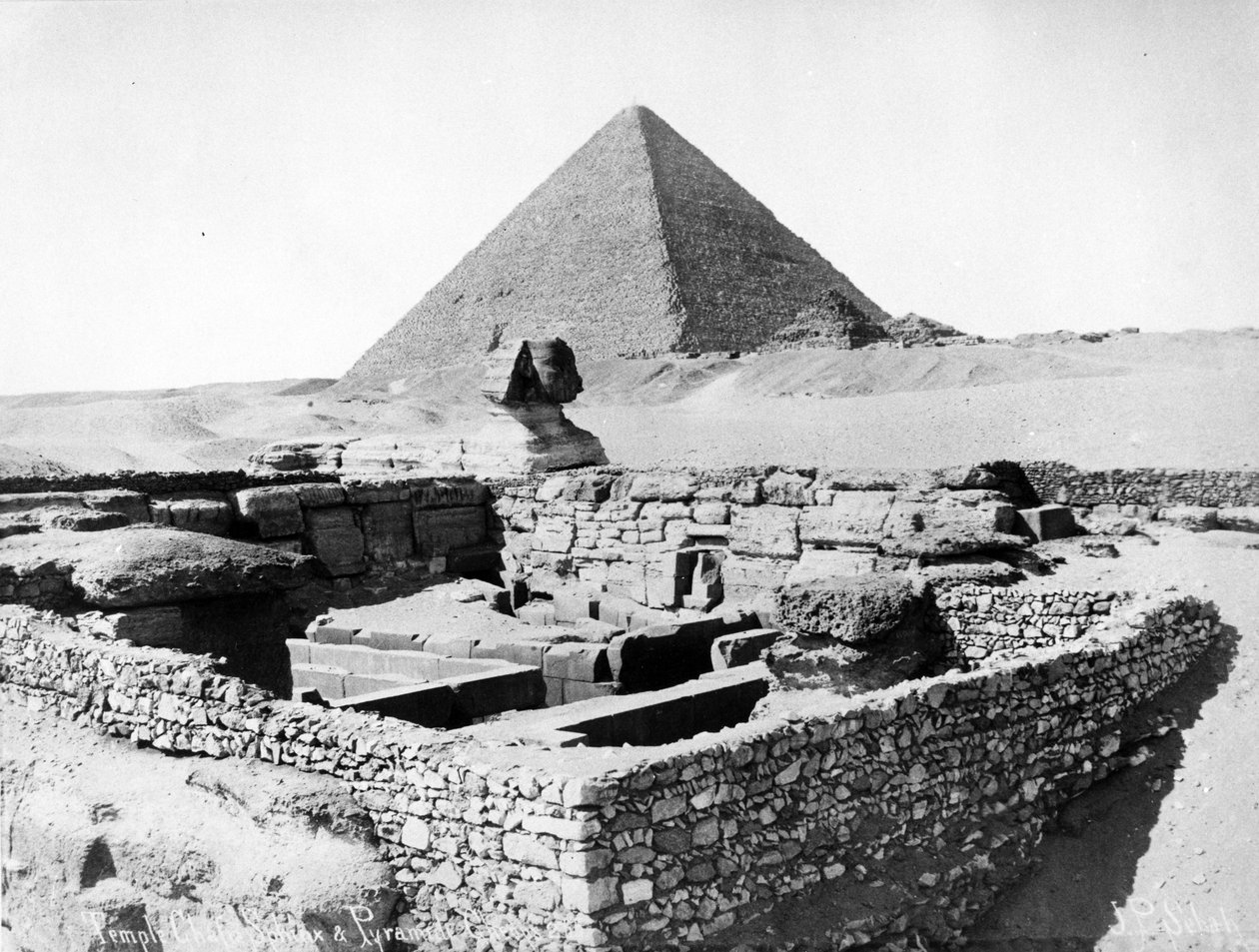 Das Taltempel von Khafra mit der Großen Sphinx und der Cheops-Pyramide, ca. 1880 von J. Pascal Sebah