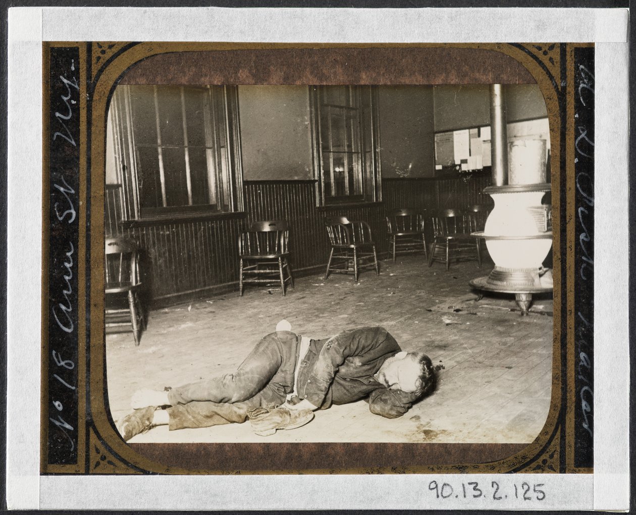 Polizeistation-Lodger 19. Der einzige Typhus-Lodger in der Eldridge Street, er lag am Ofen im Raum der Polizisten, niemand ahnte, was ihm fehlte von Jacob August Riis