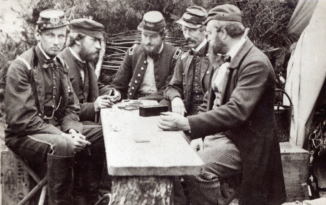 Der Comte de Paris und sein Bruder, der Duc de Chartres, spielen Domino als Gäste der Armee des Potomac während des Amerikanischen Bürgerkriegs, 3. Mai 1862 von James F. Gibson