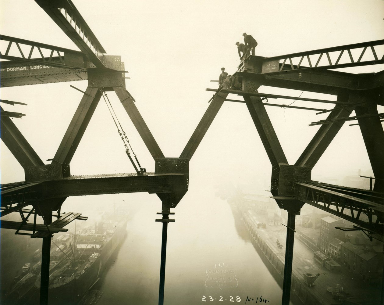 Die Tyne-Brücke im Bau, 23. Februar 1928 von James Geddie