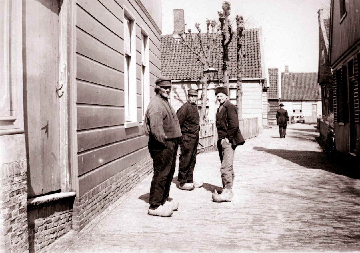 Männer in traditioneller Tracht, Broek, Niederlande, 1898 von James Batkin