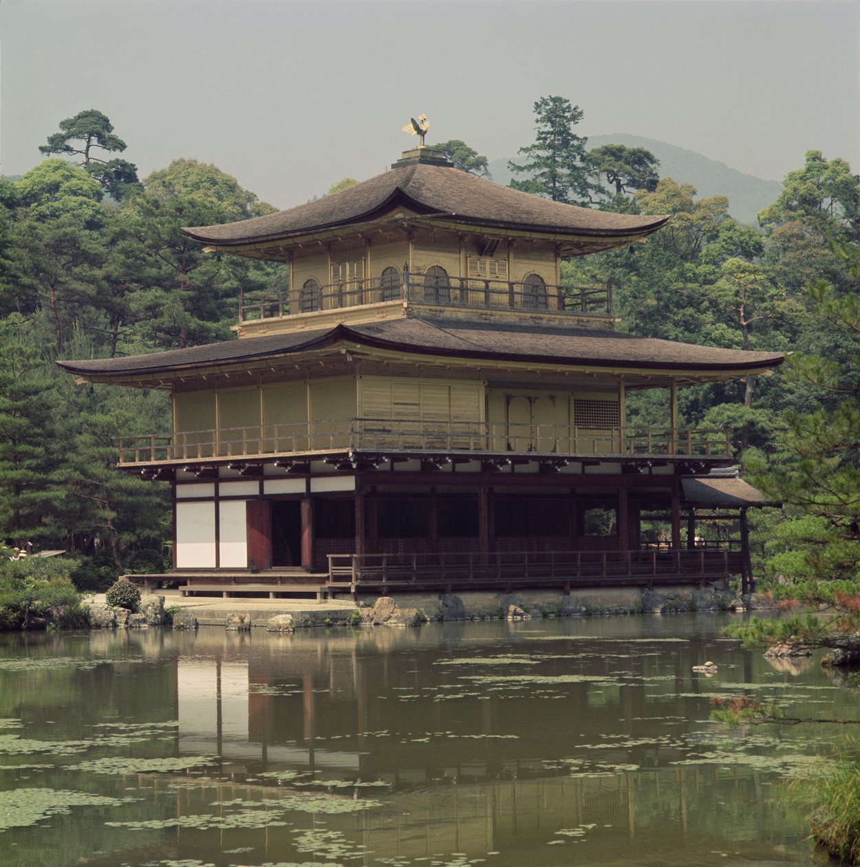 Kinkaku-Tempel (Goldener Pavillon), dem Andenken an den Shogun Ashikaga Yoshimitsu gewidmet, 15. Jahrhundert (wiederaufgebaut im 19. Jahrhundert) von Japanese School