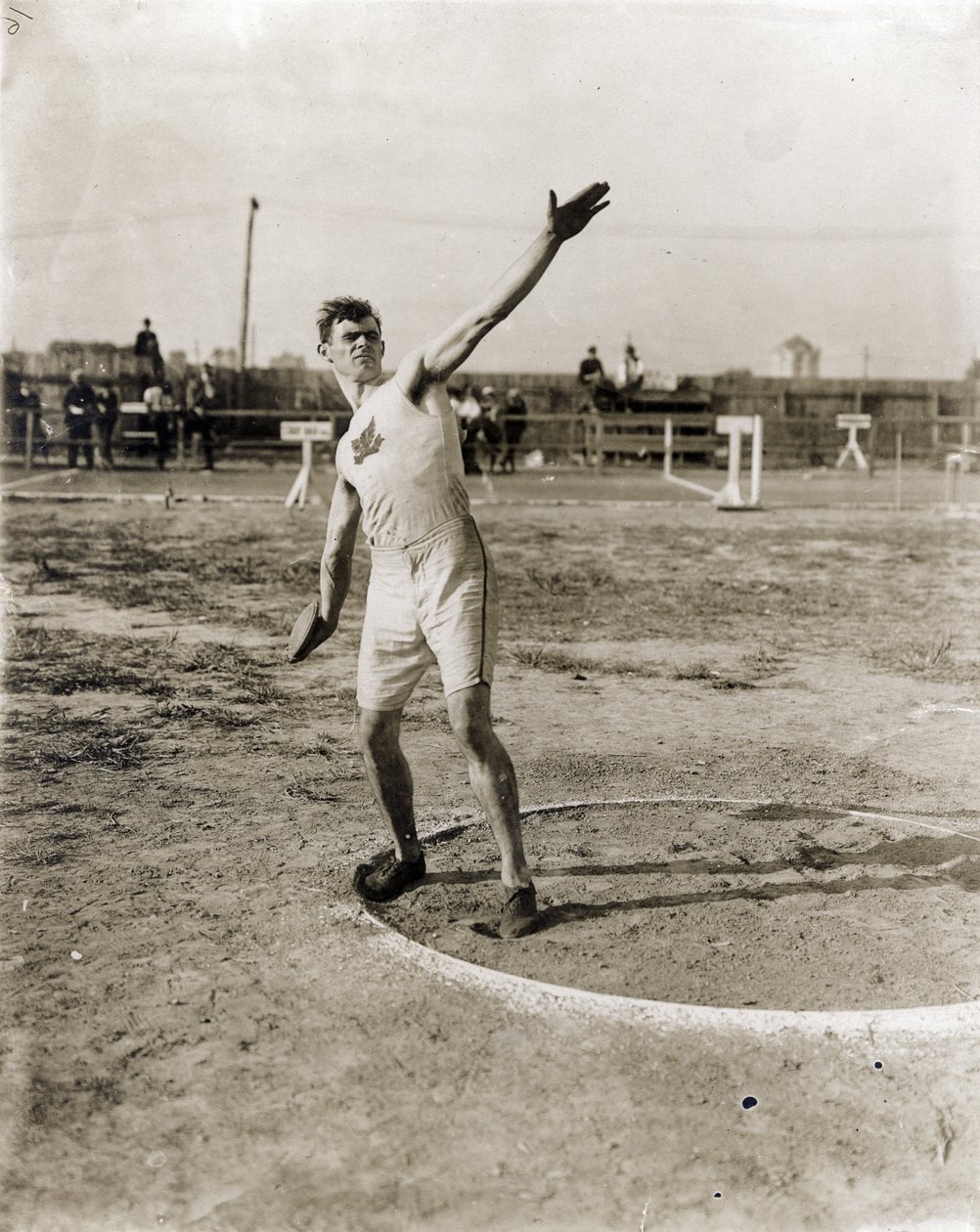 Martin Sheridan vom Greater New York Irish Athletic Association wirft den Diskus bei den Olympischen Spielen 1904 von Jessie Tarbox Beals
