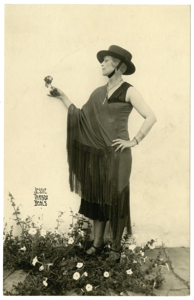 Frau, die eine Blume hält, um 1905-40 von Jessie Tarbox Beals