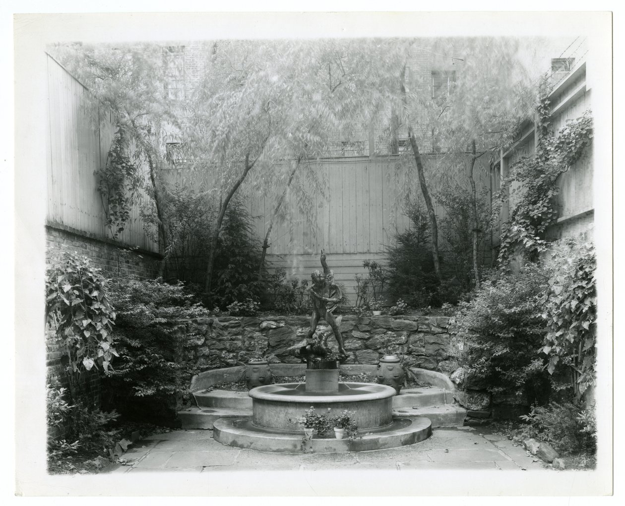 Gartenbrunnen, ca. 1905-40 von Jessie Tarbox Beals