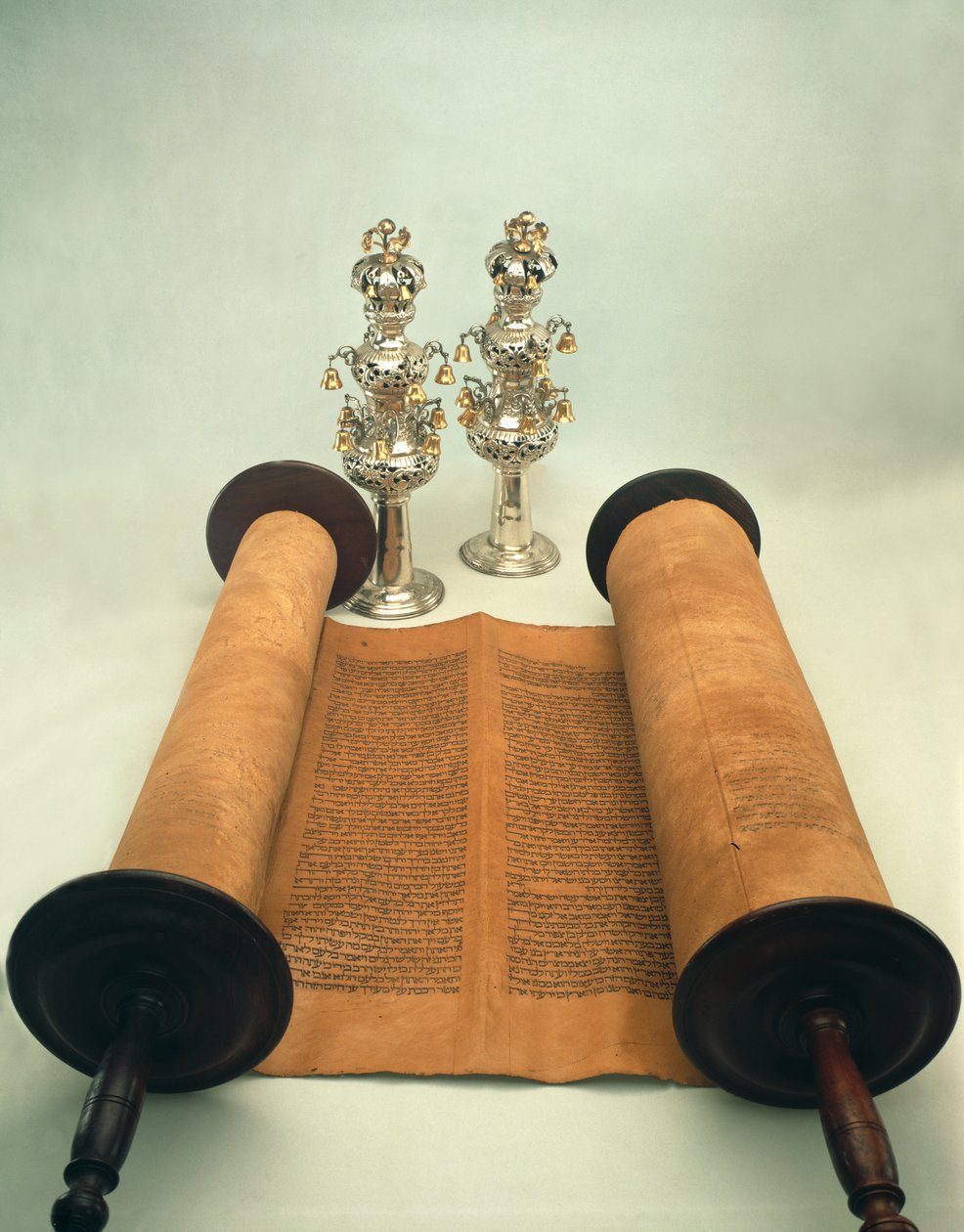 Torah-Rolle mit Silberkronen-Finials von Jewish School