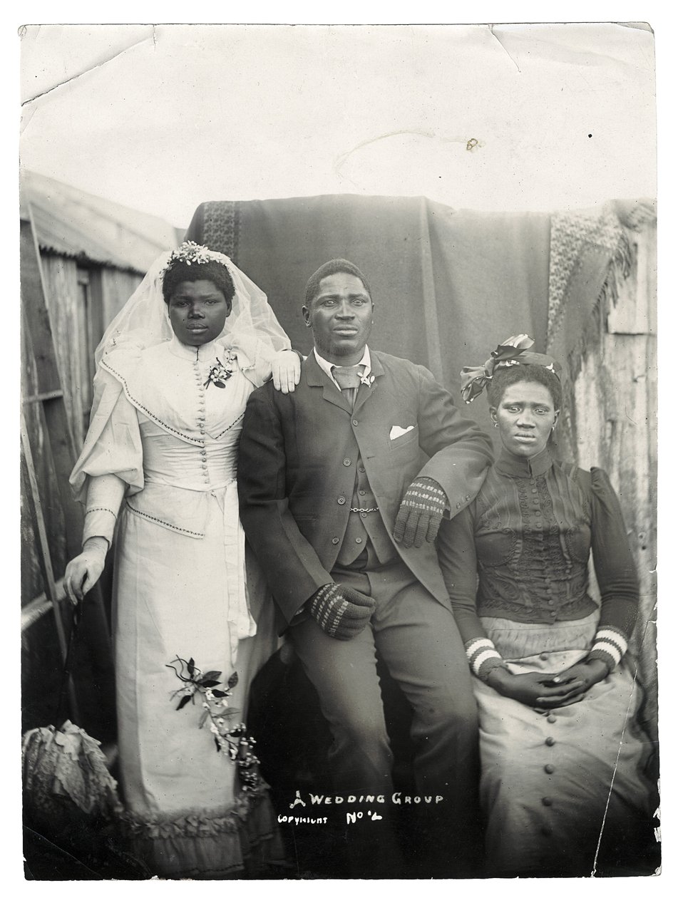 Eine Hochzeitsgruppe, um 1890 von Joe Barnett