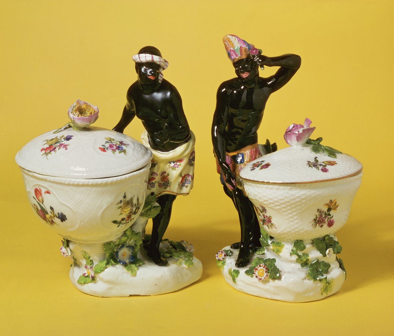 Zwei Meissener Mohrenfiguren bei Süßwarenkörben und Deckeln, 1741 von Johann Friedrich Eberlein