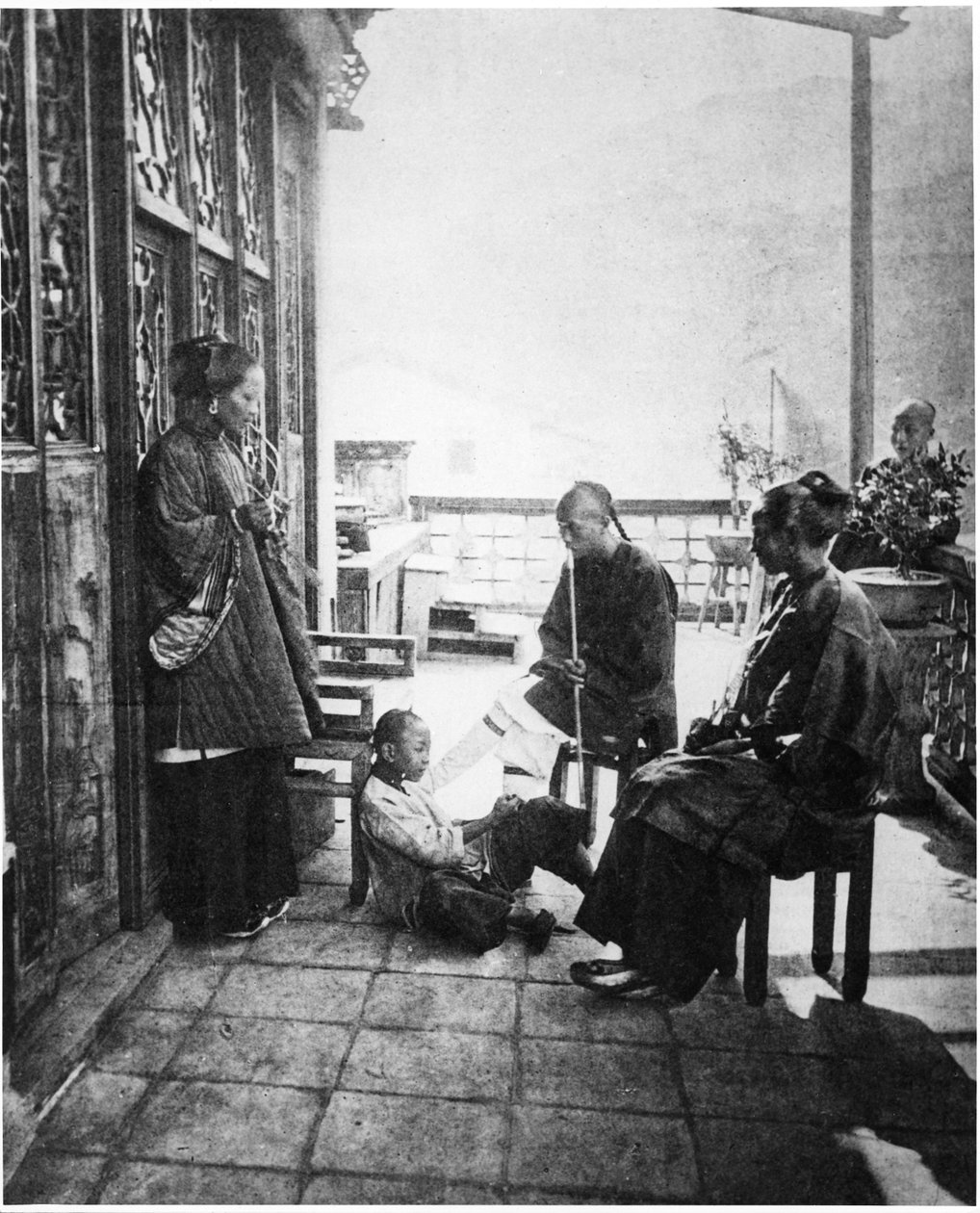 Nach dem Abendessen auf der Veranda eines chinesischen Hauses, ca. 1867-72 von John Thomson