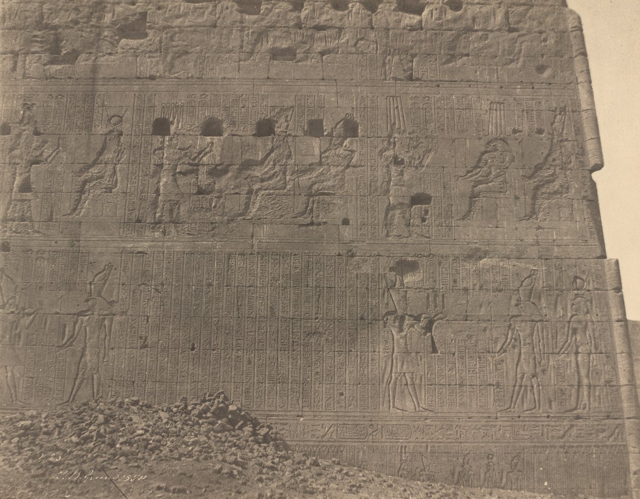 Edfu-Skulpturen und Inschriften auf der orientalischen Seite von John Beasley Greene