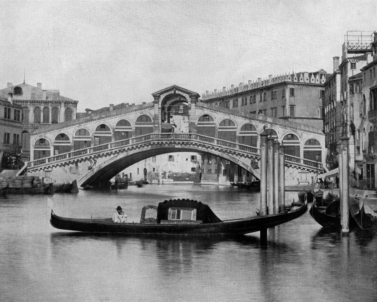 Rialtobrücke in Venedig (s/w Foto) von John Lawson Stoddard