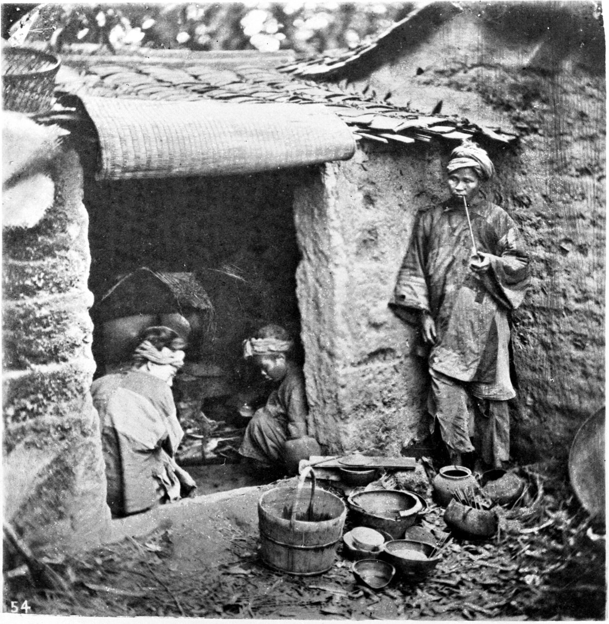 China, eine einfache Familie, um 1870 (Foto) von John Thomson