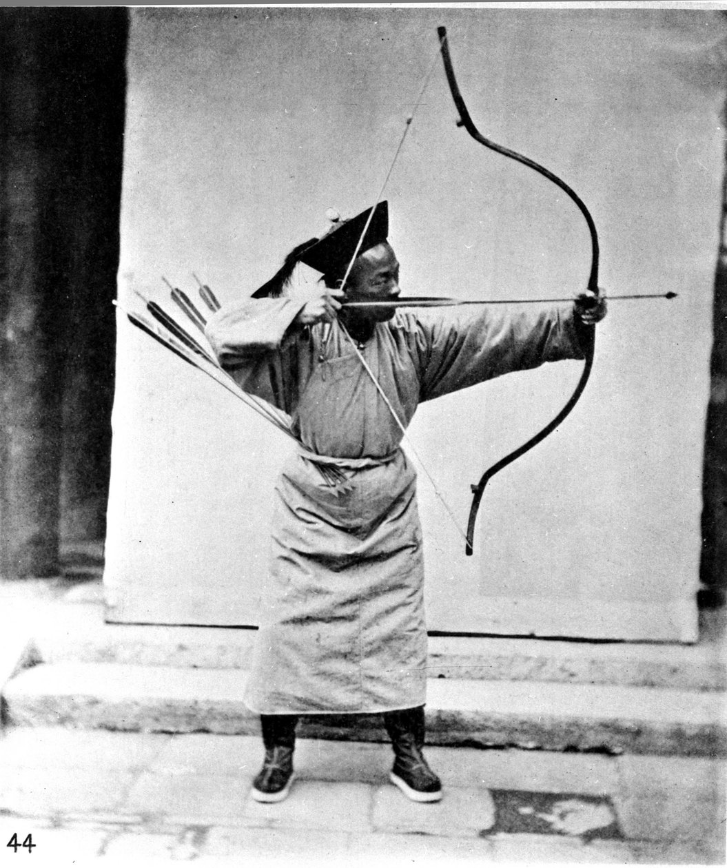 China, Bogenschütze, um 1870 (Foto) von John Thomson