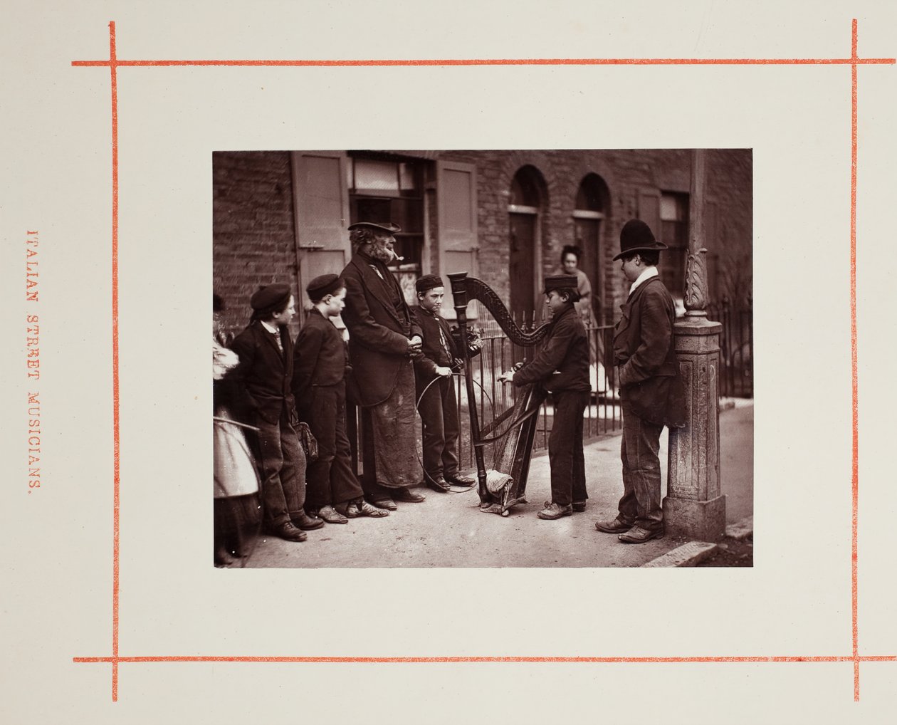 Italienische Straßenmusiker, 1877 von John Thomson