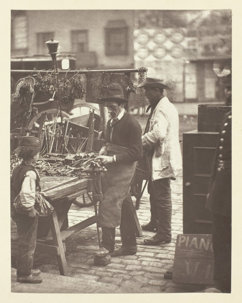 Der Straßen-Schlosser, 1881 von John Thomson