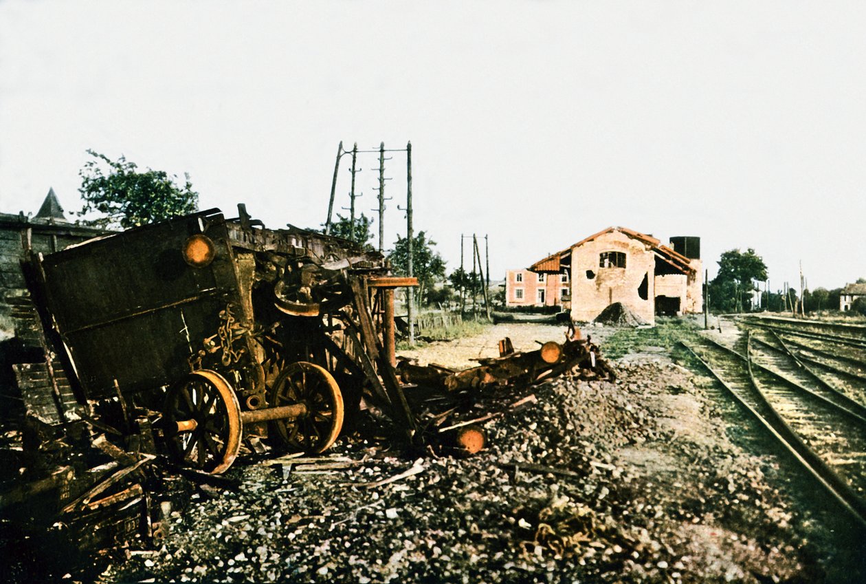 Der beschädigte Bahnhof von Dombasle-en-Argonne westlich von Verdun, September 1916 von Jules Gervais Courtellemont