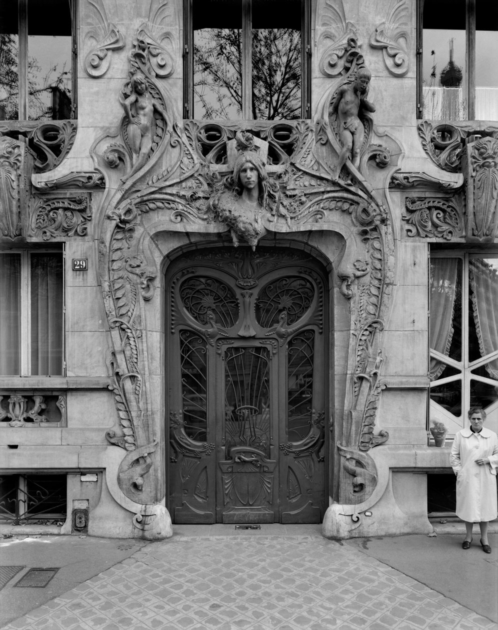 Eingangstür zu den Wohnungen in der Avenue Rapp 29, entworfen 1901 von Jules Lavirotte