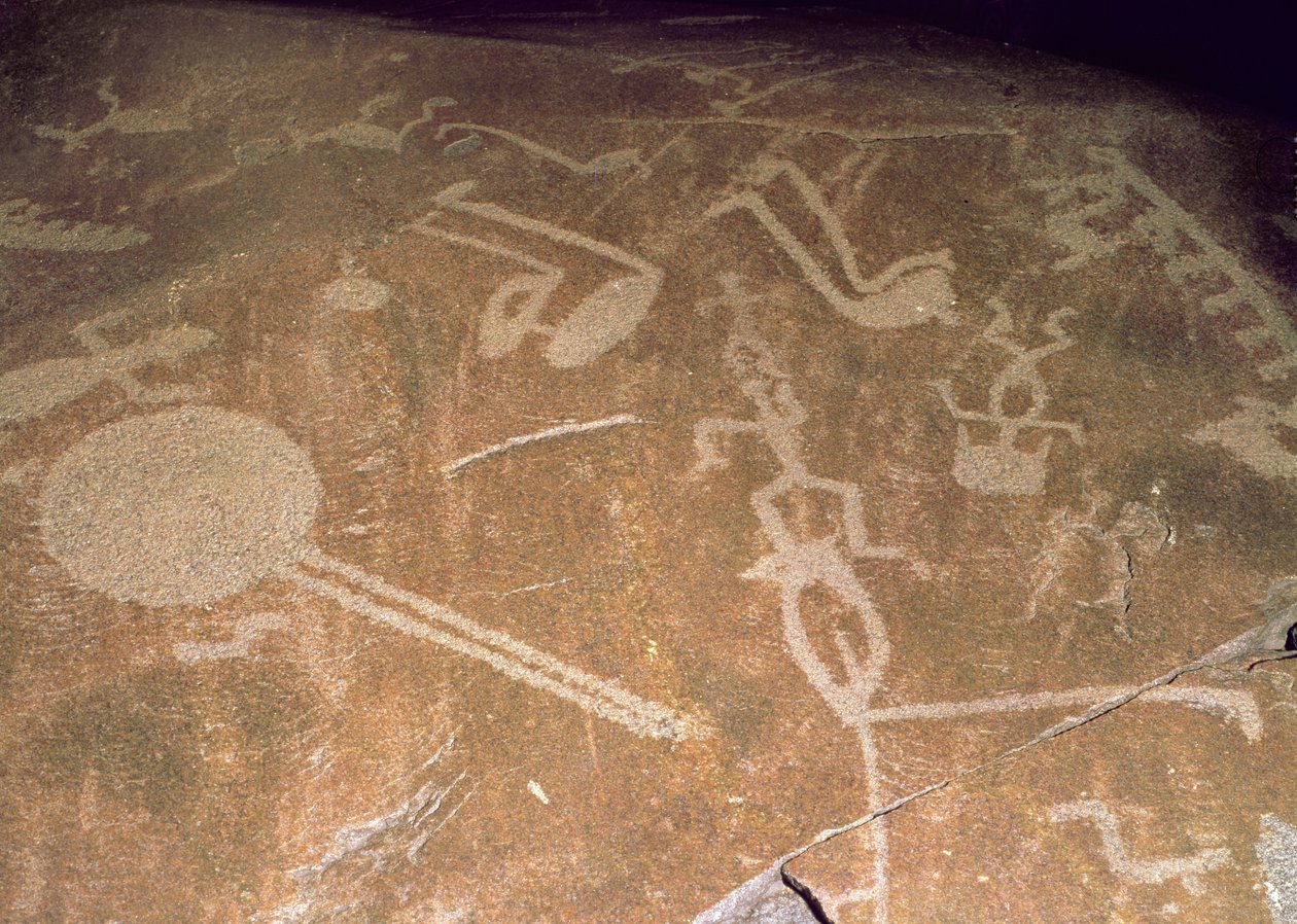 Graviertes Petroglyphenbild mit Figuren, Hirschen, Elchen, Vögeln, Booten und Kreisen, 3. Jahrtausend v. Chr. von Karelian